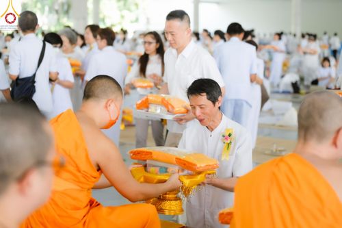 ภาพ No.115578:พิธีเจริญพระพุทธมนต์ และถวายภัตตาหาร ในวาระครบ 115 ปี วันคล้ายวันเกิด คุณยายอาจารย์ มหารัตนอุบาสิกาจันทน์ ขนนกยูง (ผู้ให้กำเนิดวัดพระธรรมกาย) วันศุกร์ที่ 19 มกราคม พ.ศ. 2567 ณ หอฉันคุณยายอาจารย์ วัดพระธรรมกาย