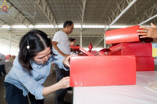 ภาพ No.212292:วันพุธที่ 19 มีนาคม พ.ศ. 2568 การบรรจุไทยธรรมลงกล่องสำเร็จ 43,500 กล่อง เพื่อถวายแด่พระสังฆาธิการ 40,000 กว่าวัดทั่วไทย ในวันคุ้มครองโลก 22 เมษายน พ.ศ. 2568 ณ บ้านแก้วเรือนทองคุณยายฯ วัดพระธรรมกาย