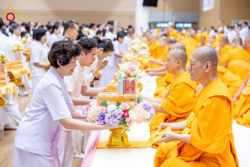ภาพ No.239603:วันอาทิตย์ที่ 17 สิงหาคม พ.ศ. 2568 พิธีถวายคิลานเภสัช และอุปกรณ์ทางการแพทย์ แด่คณะสงฆ์ เนื่องในวันธรรมชัย ณ ห้องแก้วสารพัดนึก 2 สภาธรรมกายสากล วัดพระธรรมกาย
