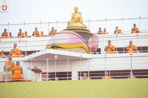 ภาพ No.201606:พิธีจุดประทีปถวายเป็นพุทธบูชา และบูชาธรรมมหาปูชนียาจารย์ ณ อาคารธรรมยาตรา กตัญญูบูชามหาปูชนียาจารย์ ตรงข้ามวัดปากน้ำภาษีเจริญ จ.กรุงเทพมหานคร ในโครงการธรรมยาตรา กตัญญูบูชา มหาปูชนียาจารย์ พระมงคลเทพมุนี(สด จนฺทสโร) พระผู้ปราบมาร อนุสรณ์สถาน 7 แห่ง