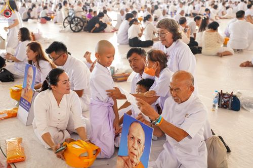 ภาพ No.133942:พิธีขอขมามอบผ้าไตร โครงการบรรพชาสามเณร ศูนย์อบรมวัดพระธรรมกาย ณ วัดพระธรรมกาย วันเสาร์ที่ 6 เมษายน พ.ศ. 2567