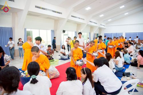 ภาพ No.218086:วันอาทิตย์ที่ 13 เมษายน พ.ศ. 2568 พิธีตักบาตรฉลองสามเณรใหม่ 75 รูป เนื่องในวันสงกรานต์ (โครงการบรรพชาสามเณรฟื้นฟูพระพุทธศาสนาทั่วไทย ประจำปีพุทธศักราช 2568) ณ ศูนย์ปฏิบัติธรรมระยอง(บ้านช่องลม) ตำบลบางบุตร อำเภอบ้านค่าย จังหวัดระยอง