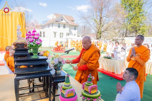ภาพ No.62413:คณะศิษยานุศิษย์รวมใจสถาปนาและสมโภช ธรรมจักร เพื่ออัญเชิญประดิษฐาน ณ ยอดอุโบสถ 80 ปี หลวงพ่อธัมมชโย วัดพระธรรมกายนิวเจอร์ซี ประเทศสหรัฐอเมริกา  วันอาทิตย์ที่ 7 เมษายน พ.ศ. 2567