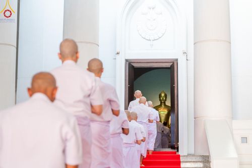 ภาพ No.159736:พิธีตัดปอยผมปลงผมนาคธรรมทายาท, พิธีบรรพชาอุปสมบทหมู่ โครงการอุปสมบทหมู่บูชาธรรม 140 ปี พระมงคลเทพมุนี (สด จนฺทสโร) ณ โบสถ์พระไตรปิฏก วัดพระธรรมกาย วันเสาร์ที่ 5 ตุลาคม พ.ศ. 2567