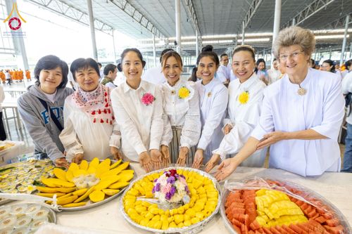 ภาพ No.203231:พิธีถวายภัตตาหารเป็นสังฆทาน แด่พระธรรมยาตรา ณ วัดพระธรรมกาย ตำบลคลองสาม อำเภอคลองหลวง จังหวัดปทุมธานี ในโครงการธรรมยาตรา กตัญญูบูชา มหาปูชนียาจารย์ พระมงคลเทพมุนี(สด จนฺทสโร) พระผู้ปราบมาร อนุสรณ์สถาน 7 แห่ง ปีที่ 13 วันที่ 29 มกราคม พ.ศ. 2568