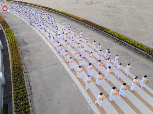 ภาพ No.101457:พิธีเวียนประทักษิณ, พิธีวันทาเจดีย์, พิธีขอขมาและมอบผ้าไตร ในโครงการอุปสมบทหมู่ รุ่นบูชาธรรมมหาปูชนียาจารย์ ณ วัดพระธรรมกาย ในวันที่ 9 ธันวาคม พ.ศ. 2566