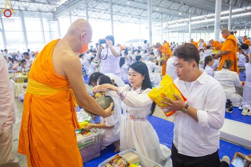 ภาพ No.124460:พิธีตักบาตรในวันมาฆบูชา ณ บ้านแก้วเรือนทองคุณยายฯ วัดพระธรรมกาย จ.ปทุมธานี วันเสาร์ที่ 24 กุมภาพันธ์ พ.ศ. 2567