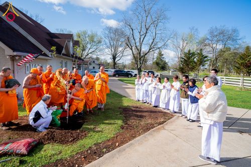ภาพ No.135505:พิธีเจริญพระพุทธมนต์สมโภช แก้วบรมจักรพรรดิรัตนอนันต์ สถาปนาอาคารปฏิบัติธรรม แก้วธรรมชัยรัตนอนันต์ บูชาธรรมเนื่องในโอกาสอายุวัฒนมงคล 80 ปี หลวงพ่อธัมมชโย (22 เมษายน พ.ศ. 2567) วันพุธที่ 3 เมษายน พ.ศ. 2567 ณ วัดพระธรรมกายเทนเนสซี ประเทศสหรัฐอเมริกา