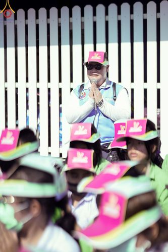 ภาพ No.198757:V.50 สารพัดV สารพัดดี ที่ธรรมยาตรา ในโครงการธรรมยาตรา กตัญญูบูชา มหาปูชนียาจารย์ พระมงคลเทพมุนี(สด จนฺทสโร) พระผู้ปราบมาร อนุสรณ์สถาน 7 แห่ง ปีที่ 13 ระหว่างวันที่ 2-31 มกราคม พ.ศ. 2568