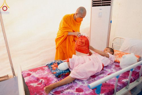 ภาพ No.220340:วันที่ 17 เมษายน พ.ศ. 2568 ผู้แทนวัดพระธรรมกาย ลงพื้นที่เยียวยา ซับน้ำตาเหยื่อแผ่นดินไหวมัณฑะเลย์