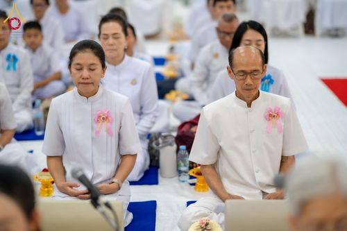 ภาพ No.160836:พิธีเจริญพระพุทธมนต์ และปิดแผ่นทองรูปเหมือน พระเดชพระคุณพระมงคลเทพมุนี (สด จนฺทสโร) พระผู้ปราบมาร จำนวน 3 องค์ วันเสาร์ที่ 5 ตุลาคม พ.ศ. 2567 ณ อาคารปลูกศรัทธา 2 (ชานชลาเดิม) วัดพระธรรมกาย อ.คลองหลวง จ.ปทุมธานี
