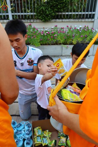 ภาพ No.136080:พระธรรมทายาท โครงการบวชพระนานาชาติ AEC & WAB ผู้บริหารรุ่นที่ 2 บิณฑบาต ณ หอฉันคุณยายอาจารย์ฯ เมืองแก้วมณี หมู่บ้านแก้วพุทธรักษา วันที่ 28 เมษายน พ.ศ. 2567