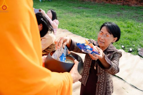 ภาพ No.138561:พิธีตักบาตร วัดราชบูรณะ จ.พระนครศรีอยุธยา วันที่ 25 พฤษภาคม พ.ศ.2567