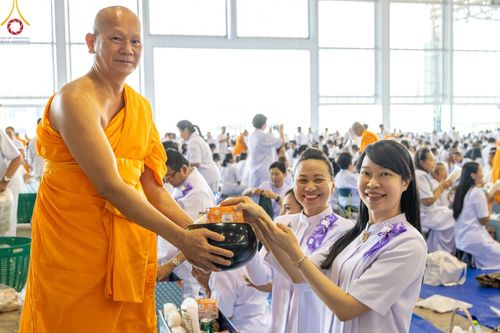 ภาพ No.167527:พิธีตักบาตรและพิธีบูชาข้าวพระ ในวันอาทิตย์ที่ 3 พฤศจิกายน พ.ศ. 2567 ณ วัดพระธรรมกาย