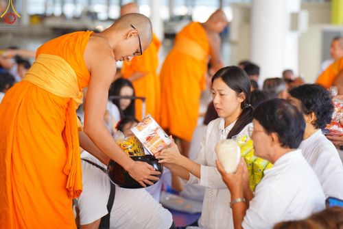 ภาพ No.136599:พิธีตักบาตร พิธีบูชาข้าวพระ ในวันอาทิตย์ต้นเดือนที่ 5 พฤษภาคม พ.ศ. 2567 ณ วัดพระธรรมกาย จ.ปทุมธานี