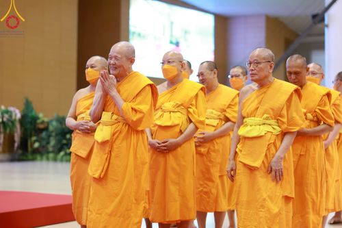 ภาพ No.86453:วันธรรมชัย ปีที่ 55 พิธีทอดผ้าป่ากฐินสมทบครั้งที่1, พิธีเจริญพุทธมนต์ ลูกนิมิตมหาสมบัติฯ พิธีจุดประทีป,พิธีฉลองชัยสวดมนต์บทธัมมจักกัปปวัตนสูตร วันอาทิตย์ที่ 27 สิงหาคม พ.ศ.2566 ณ สภาธรรมกายสากล / มหารัตนวิหารคด วัดพระธรรมกาย