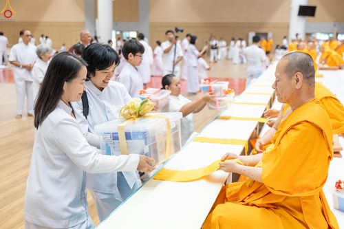 ภาพ No.280604:วันที่ 28 ธันวาคม พ.ศ.2568 พิธีถวายอุปกรณ์ทำความสะอาด ณ ห้องแก้วสารพัดนึก วัดพระธรรมกาย