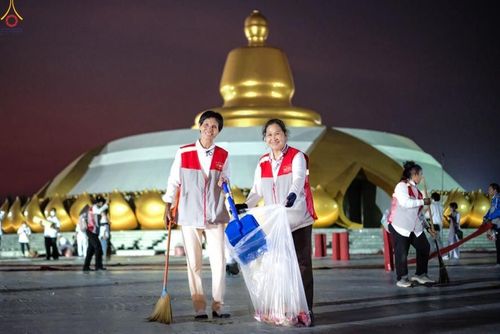 ภาพ No.301654:ภาพเบื้องหลังอาสาสมัครรวมใจ ชุดที่ 4 ในโครงการธรรมยาตรา กตัญญูบูชา มหาปูชนียาจารย์ พระมงคลเทพมุนี(สด จนฺทสโร) พระผู้ปราบมาร อนุสรณ์สถาน 7 แห่ง ปีที่ 14