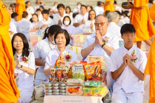 ภาพ No.302661:วันที่ 24 มกราคม พ.ศ. 2569 พิธีตักบาตรพระธรรมยาตรา(ภาพชุดที่ 2) ณ อนุสรณ์สถานลำดับที่ 5 สถานที่เผยแผ่วิชชาธรรมกายครั้งแรก อนุสรณ์สถานบางปลา วัดบางปลา อำเภอบางเลน จังหวัดนครปฐม ในโครงการธรรมยาตรา กตัญญูบูชา มหาปูชนียาจารย์ พระมงคลเทพมุนี(สด จนฺทสโร) พระผู