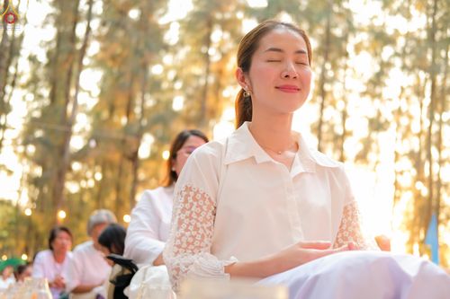 ภาพ No.290033:วันที่ 6 มกราคม พ.ศ. 2569 พิธีจุดประทีปถวายเป็นพุทธบูชา และบูชาธรรมมหาปูชนียาจารย์ (ภาพชุดที่ 2) ณ อนุสรณ์สถานมหาวิหารพระมงคลเทพมุนี (โลตัสแลนด์) อ.สองพี่น้อง จ.สุพรรณบุรี ในโครงการธรรมยาตรา กตัญญูบูชา มหาปูชนียาจารย์ พระมงคลเทพมุนี(สด จนฺทสโร) พระผู้ปรา