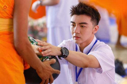 ภาพ No.76801:พิธีตักบาตรข้าวสารอาหารแห้ง  ณ บ้านแก้วเรือนทองคุณยายฯ สภาธรรมกายสากล  วัดพระธรรมกาย จ.ปทุมธานี  ในวันอาทิตย์ต้นเดือนที่ 6 มีนาคม พ.ศ. 2566