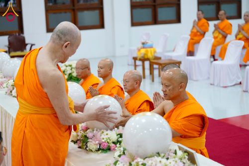 ภาพ No.294263:วันอาทิตย์ที่ 14 ธันวาคม พ.ศ.2568 พิธีเจริญพระพุทธมนต์สมโภชดวงแก้วลูกนิมิตเอก และดวงแก้วนิมิตปฏิบัติธรรม อัญเชิญประดิษฐาน  ณ วัดพระธรรมกายในประเทศสหรัฐอเมริกาและประเทศเยอรมนี 7 แห่ง ณ อาคารปลูกศรัทธา 2 วัดพระธรรมกาย