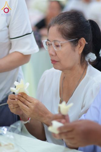 ภาพ No.327493:วันศุกร์ที่ 1 พฤษภาคม พ.ศ. 2569 รวมใจพสกนิกรชาวอำเภอคลองหลวง ประดิษฐ์ดอกไม้จันทน์ เพื่อใช้ในพิธีถวายดอกไม้จันทน์ในงานพระราชพิธีถวายพระเพลิงพระบรมศพ สมเด็จพระนางเจ้าสิริกิติ์ พระบรมราชินีนาถ พระบรมราชชนนีพันปีหลวง ณ วัดพระธรรมกาย