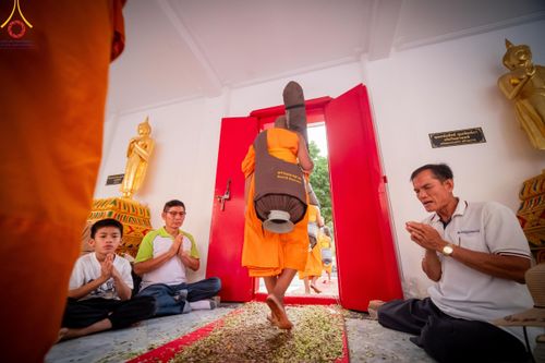 ภาพ No.110613:พิธีต้อนรับพระธรรมยาตรา ในโครงการธรรมยาตรากตัญญูบูชา มหาปูชนียาจารย์ พระมงคลเทพมุนี(สด จนฺทสโร) พระผู้ปราบมาร อนุสรณ์สถาน 7 แห่ง ปีที่ 12 วันที่ 11 มกราคม พ.ศ. 2567 ณ อนุสรณ์สถานลำดับที่ 3 สถานที่เกิดใหม่ในเพศสมณะ วัดสองพี่น้อง จ.สุพรรณบุรี