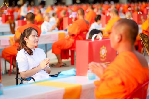 ภาพ No.221785:วันอังคารที่ 22 เมษายน พ.ศ. 2568 ภาพพิธีถวายมหาสังฆทานคณะสงฆ์ 40,000 กว่าวัดทั่วประเทศ เนื่องในวันคุ้มครองโลก ชุดที่ 2 (ปลื้มให้สมการรอคอย) ณ ลานธรรมพระมหาธรรมกายเจดีย์ วัดพระธรรมกาย