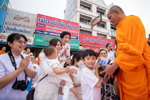 ภาพ No.126266:พิธีทำบุญเมืองนครราชสีมา ฉลอง 556 ปี ตักบาตรพระ 10,000 รูป ในวันเสาร์ที่ 2 มีนาคม พ.ศ.2567 ณ อนุสาวรีย์ท้าวสุรนารี จ.นครราชสีมา จัดโดย คณะสงฆ์จังหวัดนครราชสีมา ร่วมกับสำนักงานจังหวัดนครราชสีมา