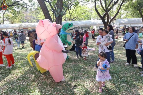 ภาพ No.194090:วัดพระธรรมกาย จัดงานวันเด็กแห่งชาติ ประจำปี พ.ศ.2568 ออกร้านอาหาร 200 ร้าน มอบของขวัญหลายหมื่นชิ้น วันที่ 12 มกราคม พ.ศ. 2568 วัดพระธรรมกาย อ.คลองหลวง จ.ปทุมธานี