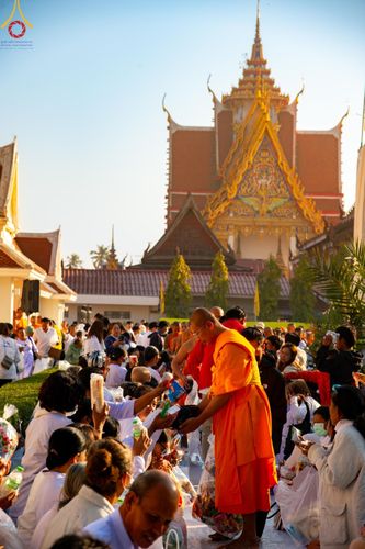 ภาพ No.197863:พิธีตักบาตรพระธรรมยาตรา ณ อนุสรณ์สถานลำดับที่ 4 สถานที่เกิดด้วยกายธรรม วัดโบสถ์(บน) ต.บางคูเวียง จ.นนทบุรี ในโครงการธรรมยาตรา กตัญญูบูชา มหาปูชนียาจารย์ พระมงคลเทพมุนี(สด จนฺทสโร) พระผู้ปราบมาร อนุสรณ์สถาน 7 แห่ง ปีที่ 13 วันที่ 19 มกราคม พ.ศ. 2568