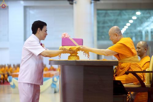 ภาพ No.240917:วันพุธที่ 27 สิงหาคม พ.ศ. 2568 พิธีทอดผ้าป่าเพื่อสร้างอาคาร  82 ปี หลวงพ่อธัมมชโย สมทบกฐินวัดพระธรรมกาย และกฐิน 30,000 วัดทั่วประเทศ ครั้งที่ 1