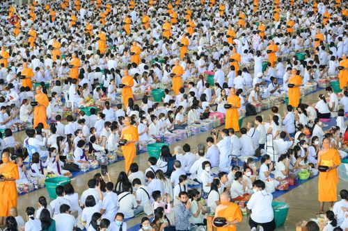 ภาพ No.76768:พิธีตักบาตรข้าวสารอาหารแห้ง  ณ บ้านแก้วเรือนทองคุณยายฯ สภาธรรมกายสากล  วัดพระธรรมกาย จ.ปทุมธานี  ในวันอาทิตย์ต้นเดือนที่ 6 มีนาคม พ.ศ. 2566