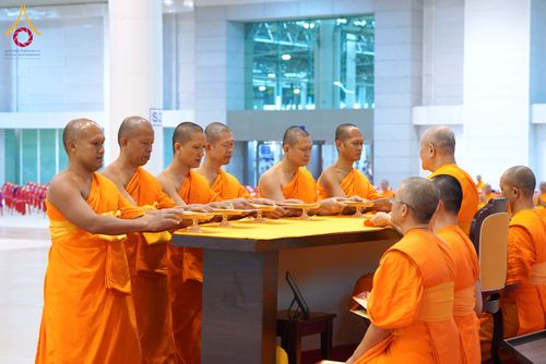 ภาพ No.284862:วันอาทิตย์ที่ 14 ธันวาคม พ.ศ.2568  พิธีปฏิบัติธรรม พิธีถวายภัตตาหารเป็นสังฆทาน พิธีมอบต้นสมบัติจักรพรรดิ ถวายแด่เจ้าอาวาสและประธานสงฆ์ 236 ศูนย์ส่งเสริมศีลธรรมทั่วโลก ณ สภาธรรมกายสากล วัดพระธรรมกาย