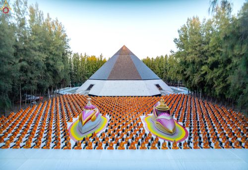 ภาพ No.288424:วันที่ 4 มกราคม พ.ศ. 2569 พระธรรมยาตราปฏิบัติธรรม และถ่ายภาพหมู่ประวัติศาสตร์ ในโครงการธรรมยาตรา กตัญญูบูชา มหาปูชนียาจารย์ พระมงคลเทพมุนี(สด จนฺทสโร) พระผู้ปราบมาร อนุสรณ์สถาน 7 แห่ง ปีที่ 14 ณ อนุสรณ์สถานมหาวิหารพระมงคลเทพมุนี (โลตัสแลนด์) อ.สองพี่น้อง