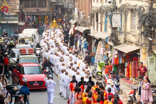 ภาพ No.313552:วันพฤหัสบดีที่ 12 มีนาคม พ.ศ. 2569 ขบวนแห่นาคธรรมทายาทในโครงการบรรพชาสามเณร 500 รูป  จาก นาคบาฮาล (Nagbahal) สู่จัตุรัสปาทัน (Patan Durbar Square) ประเทศเนปาล