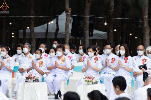 ภาพ No.69581:พิธีตักบาตรพระธรรมยาตราฯ ในโครงการธรรมยาตรากตัญญูบูชา มหาปูชนียาจารย์ พระมงคลเทพมุนี(สด จนฺทสโร) พระผู้ปราบมาร ปีที่ 11 ณ อนุสรณ์สถานลำดับที่ 1 สถานที่เกิดด้วยรูปกายเนื้อ อนุสรณ์สถานมหาวิหารพระมงคลเทพมุนี อ.สองพี่น้อง จ.สุพรรณบุรี