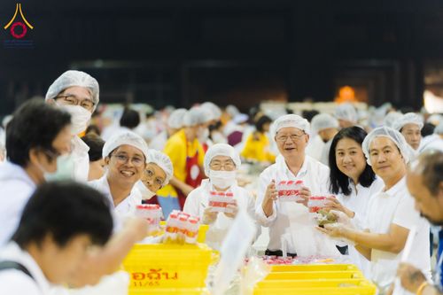 ภาพ No.121173:พิธีถวายภัตตาหารเป็นสังฆทาน แด่คณะพระธรรมยาตราฯ ในโครงการธรรมยาตรากตัญญูบูชา มหาปูชนียาจารย์ พระมงคลเทพมุนี(สด จนฺทสโร) พระผู้ปราบมาร อนุสรณ์สถาน 7 แห่ง ปีที่ 12 วันที่ 30 มกราคม พ.ศ. 2567 ณ สภาธรรมกายสากล วัดพระธรรมกาย