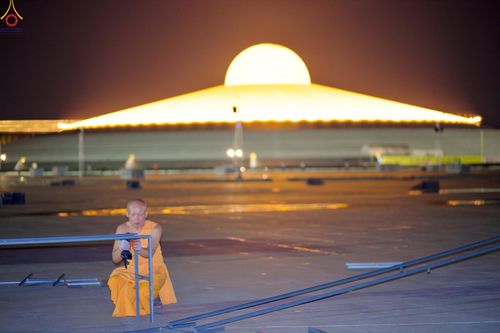 ภาพ No.326949:วันที่ 1 พฤษภาคม พ.ศ.2569 พระภิกษุ สามเณร เจ้าหน้าที่ สาธุชน ร่วมกันเก็บงาน ณ ลานธรรม วัดพระธรรมกาย