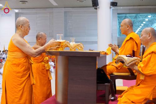 ภาพ No.337978:วันอาทิตย์ต้นเดือน 5 กรกฎาคม พ.ศ.2569 สัมมนาพิเศษ พิธีมอบพระของขวัญ ณ ห้องแก้วสารพัด1 วัดพระธรรมกาย
