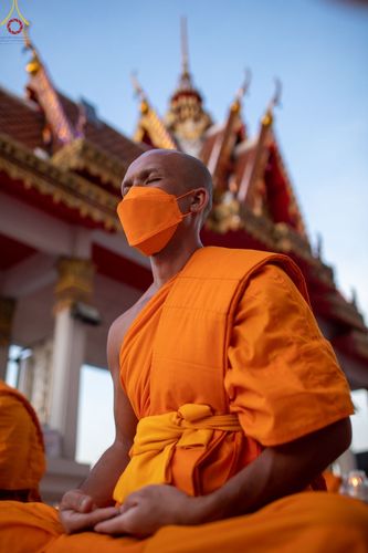 ภาพ No.73381:พิธีจุดประทีปถวายเป็นพุทธบูชา และบูชาธรรมมหาปูชนียาจารย์ ในโครงการธรรมยาตรากตัญญูบูชา มหาปูชนียาจารย์ พระมงคลเทพมุนี(สด จนฺทสโร) พระผู้ปราบมาร ปีที่ 11 ณ อนุสรณ์สถานลำดับที่ 4 สถานที่เกิดด้วยกายธรรม วัดโบสถ์ (บน) บางคูเวียง อ.บางกรวย จ.นนทบุรี วันที่ 21 