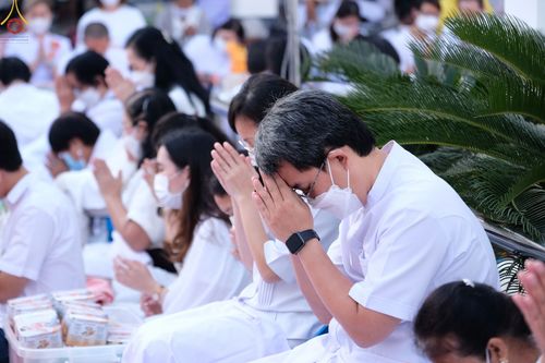 ภาพ No.73543:พิธีตักบาตรพระธรรมยาตราฯ ในโครงการธรรมยาตรากตัญญูบูชา มหาปูชนียาจารย์ พระมงคลเทพมุนี(สด จนฺทสโร) พระผู้ปราบมาร ปีที่ 11 ณ อนุสรณ์สถานลำดับที่ 4 สถานที่เกิดด้วยกายธรรม วัดโบสถ์ (บน) บางคูเวียง อ.บางกรวย จ.นนทบุรี วันที่ 22 มกราคม พ.ศ. 2566