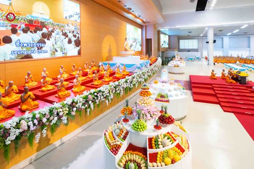 ภาพ No.318310:วันอาทิตย์ต้นเดือนที่ 5 เมษายน พ.ศ.2569 พิธีบูชาข้าวพระ ณ สภาธรรมกายสากล วัดพระธรรมกาย