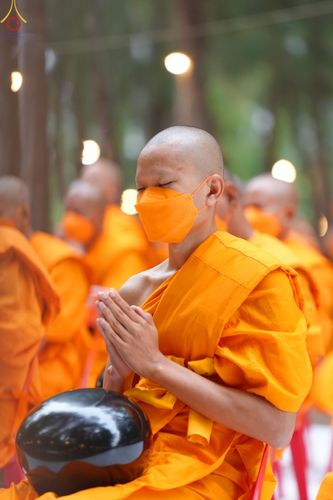 ภาพ No.69672:พิธีตักบาตรพระธรรมยาตราฯ ในโครงการธรรมยาตรากตัญญูบูชา มหาปูชนียาจารย์ พระมงคลเทพมุนี(สด จนฺทสโร) พระผู้ปราบมาร ปีที่ 11 ณ อนุสรณ์สถานลำดับที่ 1 สถานที่เกิดด้วยรูปกายเนื้อ อนุสรณ์สถานมหาวิหารพระมงคลเทพมุนี อ.สองพี่น้อง จ.สุพรรณบุรี