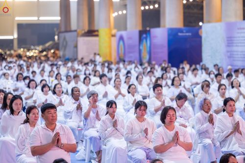 ภาพ No.280431:วันที่ 31 ธันวาคม พ.ศ.2568 -วันที่ 1 มกราคม พ.ศ.2569 พิธีฉลองชัยสวดมนต์บทธัมมจักกับปปวัตนสูตร ครบ 8,000,000,000 จบ , พิธีสวดมนต์ข้ามปี ณ วัดพระธรรมกาย