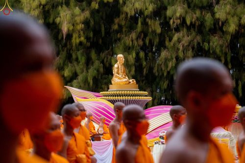 ภาพ No.69440:พิธีจุดประทีปถวายเป็นพุทธบูชา และบูชาธรรมมหาปูชนียาจารย์ ในโครงการธรรมยาตรากตัญญูบูชา มหาปูชนียาจารย์ พระมงคลเทพมุนี(สด จนฺทสโร) พระผู้ปราบมาร ปีที่ 11 ณ อนุสรณ์สถานมหาวิหารพระมงคลเทพมุนี อ.สองพี่น้อง จ.สุพรรณบุรี