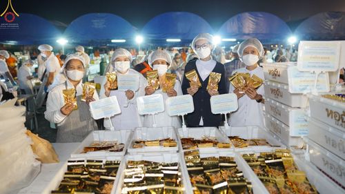 ภาพ No.74377:พิธีถวายภัตตาหารเป็นสังฆทาน แด่คณะพระธรรมยาตราฯ ในโครงการธรรมยาตรากตัญญูบูชา มหาปูชนียาจารย์ พระมงคลเทพมุนี(สด จนฺทสโร) พระผู้ปราบมาร อนุสรณ์สถาน 7 แห่ง ปีที่ 11 วันที่ 26 มกราคม พ.ศ. 2566