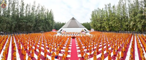 ภาพ No.69324:พิธีจุดประทีปถวายเป็นพุทธบูชา และบูชาธรรมมหาปูชนียาจารย์ ในโครงการธรรมยาตรากตัญญูบูชา มหาปูชนียาจารย์ พระมงคลเทพมุนี(สด จนฺทสโร) พระผู้ปราบมาร ปีที่ 11 ณ อนุสรณ์สถานมหาวิหารพระมงคลเทพมุนี อ.สองพี่น้อง จ.สุพรรณบุรี