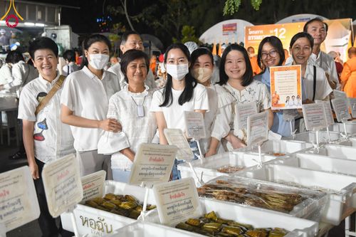 ภาพ No.106306:พิธีถวายภัตตาหารเป็นสังฆทาน แด่คณะพระธรรมยาตราฯ ในโครงการธรรมยาตรากตัญญูบูชา มหาปูชนียาจารย์ พระมงคลเทพมุนี(สด จนฺทสโร) พระผู้ปราบมาร อนุสรณ์สถาน 7 แห่ง ปีที่ 12 วันที่ 5 มกราคม พ.ศ. 2567 ณ อนุสรณ์สถานโลตัสแลนด์ จ.สุพรรณบุรี